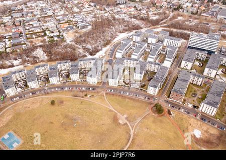 Photographie de drone du complexe de blocs d'appartements pendant le printemps matin. Vue grand angle. Banque D'Images