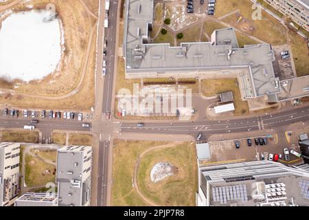 Photographie de drone du complexe de blocs d'appartements pendant le printemps matin. Directement au-dessus Banque D'Images