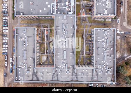 Photographie de drone du complexe de blocs d'appartements pendant le printemps matin. Directement au-dessus Banque D'Images
