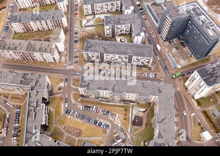 Photographie de drone du complexe de blocs d'appartements pendant le printemps matin. Vue grand angle. Banque D'Images