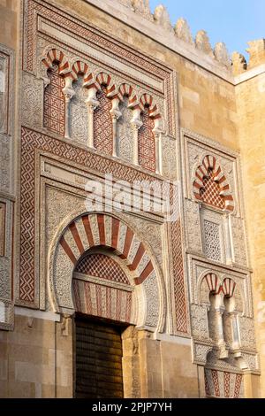 Mur extérieur de la mosquée – Cathédrale de Cordoue et galerie environnante, Cordoue, Andalousie, Espagne, Europe du Sud-Ouest Banque D'Images