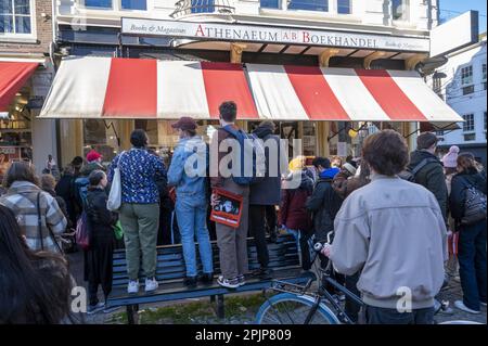 AMSTERDAM - 03/04/2023, les fans de Quentin Tarantino font la queue pour une session de signature dans la librairie Athenaeum. Le réalisateur américain est dans la capitale pendant quelques jours pour promouvoir son nouveau livre Cinema spéculation. ANP EVERT ELZINGA pays-bas sortie - belgique sortie Banque D'Images