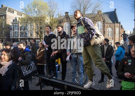 AMSTERDAM - 03/04/2023, les fans de Quentin Tarantino font la queue pour une session de signature dans la librairie Athenaeum. Le réalisateur américain est dans la capitale pendant quelques jours pour promouvoir son nouveau livre Cinema spéculation. ANP EVERT ELZINGA pays-bas sortie - belgique sortie Banque D'Images