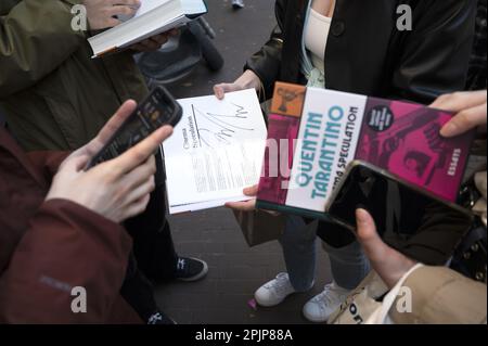 AMSTERDAM - 03/04/2023, Quentin Tarantino fans avec un livre signé à la librairie Athenaeum. Le réalisateur américain est dans la capitale pendant quelques jours pour promouvoir son nouveau livre Cinema spéculation. ANP EVERT ELZINGA pays-bas sortie - belgique sortie Banque D'Images