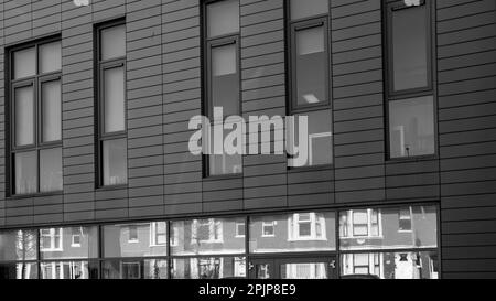 Architecture contrastée - ancienne reflétée dans la nouvelle. Maisons en terrasse et bâtiment moderniste. Concept. Résumé. Image noir et blanc Banque D'Images