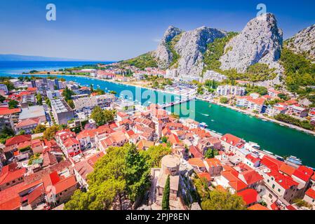 Omis, Croatie. Ville pittoresque de la côte de Dalmatie, située à l'embouchure de la rivière Cetina, entourée de falaises et de plages. Banque D'Images
