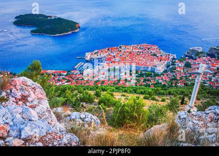 Dubrovnik, Croatie. Ville côtière de Dalmatie connue pour son étonnante vieille ville, ses murs fortifiés, ses plages immaculées, ses eaux cristallines et ses paysages pittoresques Banque D'Images