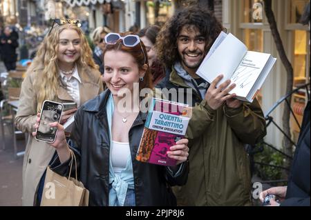 AMSTERDAM - 03/04/2023, Quentin Tarantino fans avec un livre signé à la librairie Athenaeum. Le réalisateur américain est dans la capitale pendant quelques jours pour promouvoir son nouveau livre Cinema spéculation. ANP EVERT ELZINGA pays-bas sortie - belgique sortie Banque D'Images