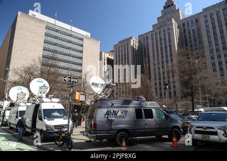 A l'extérieur de la cour criminelle de New York, États-Unis, lundi, 3 avril 2023. Donald Trump est devenu le premier ancien président américain à être inculpé, lorsqu'un grand jury de Manhattan, le procureur du district de Manhattan, Alvin Bragg, s'était réuni en janvier dernier pour déterminer qu'il y avait suffisamment de preuves pour poursuivre une affaire contre lui. Credit: Brésil photo Press/Alamy Live News Banque D'Images