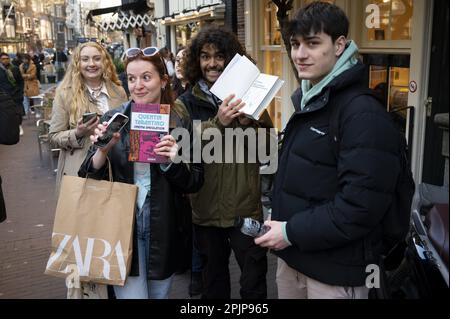 AMSTERDAM - 03/04/2023, Quentin Tarantino fans avec un livre signé à la librairie Athenaeum. Le réalisateur américain est dans la capitale pendant quelques jours pour promouvoir son nouveau livre Cinema spéculation. ANP EVERT ELZINGA pays-bas sortie - belgique sortie Banque D'Images