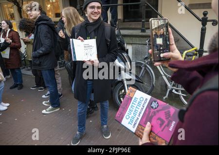 AMSTERDAM - 03/04/2023, Quentin Tarantino fans avec un livre signé à la librairie Athenaeum. Le réalisateur américain est dans la capitale pendant quelques jours pour promouvoir son nouveau livre Cinema spéculation. ANP EVERT ELZINGA pays-bas sortie - belgique sortie Banque D'Images