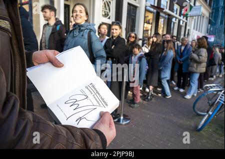 AMSTERDAM - 03/04/2023, Quentin Tarantino fans avec un livre signé à la librairie Athenaeum. Le réalisateur américain est dans la capitale pendant quelques jours pour promouvoir son nouveau livre Cinema spéculation. ANP EVERT ELZINGA pays-bas sortie - belgique sortie Banque D'Images