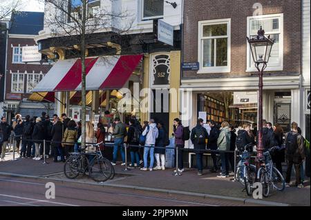 AMSTERDAM - 03/04/2023, les fans de Quentin Tarantino font la queue pour une session de signature dans la librairie Athenaeum. Le réalisateur américain est dans la capitale pendant quelques jours pour promouvoir son nouveau livre Cinema spéculation. ANP EVERT ELZINGA pays-bas sortie - belgique sortie Banque D'Images