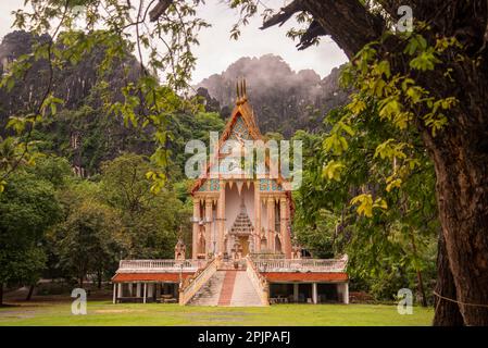 Le Temple Wat Khao Daeng au village de Khao Daeng au Hat Sam Roi Yot dans la province de Prachuap Khiri Khan en Thaïlande, Hua Hin, Banque D'Images