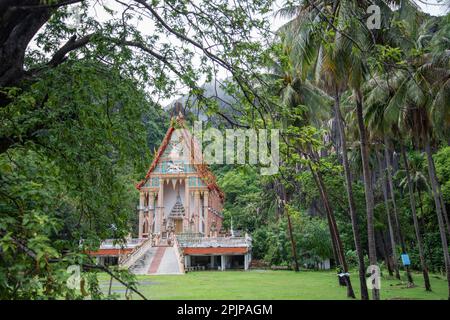 Le Temple Wat Khao Daeng au village de Khao Daeng au Hat Sam Roi Yot dans la province de Prachuap Khiri Khan en Thaïlande, Hua Hin, Banque D'Images