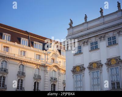 Vue sur la vieille ville de Vienne, l'une des plus belles villes d'Europe. Voyage d'été à la capitale de l'Autriche. détails des façades de belle vieille Banque D'Images