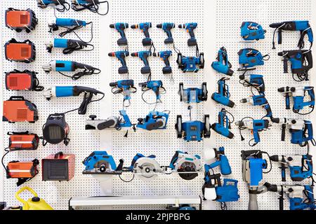 Perceuses et outils électriques sur les tablettes du magasin de quincaillerie Banque D'Images
