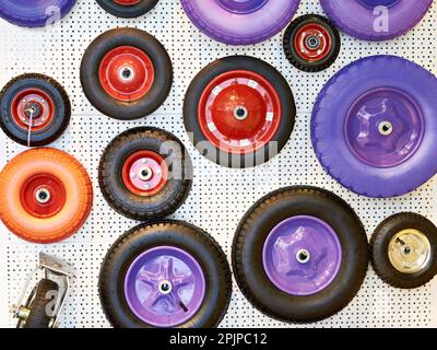 Les roues de secours des brouettes de jardin dans la boutique Banque D'Images