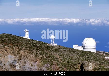 Vue sur l'observatoire spatial international et les télescopes sur l'île de la Palma situé sur la plus haute chaîne de montagnes Roque de los muchachos, jour ensoleillé, canari Banque D'Images