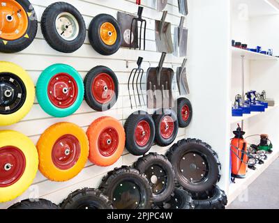 Les roues de secours des brouettes de jardin dans la boutique Banque D'Images