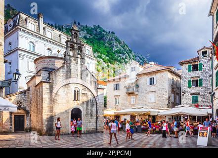 Kotor, Monténégro - août 2022. L'église de Sveti Luka est une église orthodoxe historique connue pour ses fresques complexes et son architecture étonnante Banque D'Images