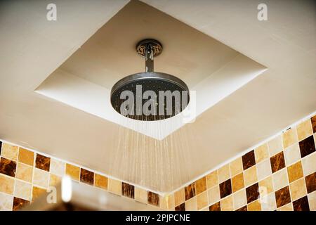 Détail d'une douche moderne avec de l'eau verser Banque D'Images