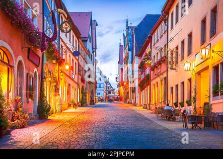 Rothenburg ob der Tauber, Allemagne. Rue Schimedgasse et Marktplatz, centre-ville historique de Rothenburg. Charmante ville sur la route romantique, Bavière Banque D'Images