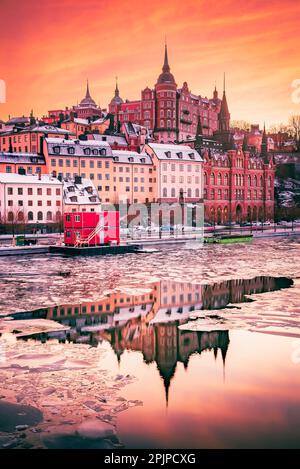 Stockholm, Suède. Mariaberget surplombe le lac gelé de Maleren en hiver, dans une ambiance sereine et pittoresque au coucher du soleil. Banque D'Images