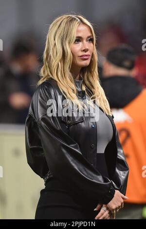 Naples, Italie. 2 avril 2023. TV commentateur pour DAZN Diletta Leotta avant la série Un match TIM entre SSC Napoli et AC Milan au Stadio Diego Armando Maradona Naples Italie le 2 avril 2023. Credit: Franco Romano/Alay Live News Banque D'Images