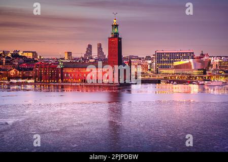 Stockholm, Suède. L'hôtel de ville offre une vue panoramique imprenable sur les cours d'eau de la vieille ville de Gamla Stan depuis la terrasse d'observation de sa tour. Banque D'Images