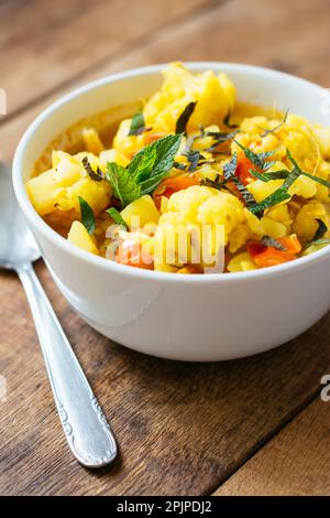 Lentil jaune, chou-fleur, soupe au curry de pommes de terre Banque D'Images