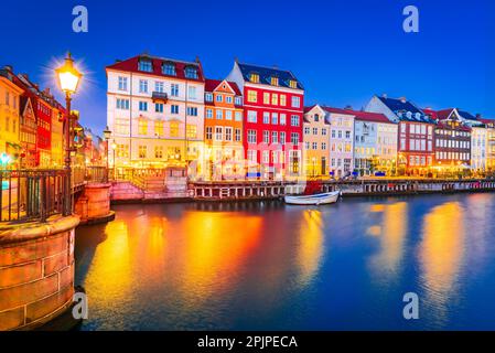 Le charme de Copenhague, Danemark à Nyhavn. Canal emblématique, image nocturne colorée et reflets d'eau à couper le souffle. Banque D'Images