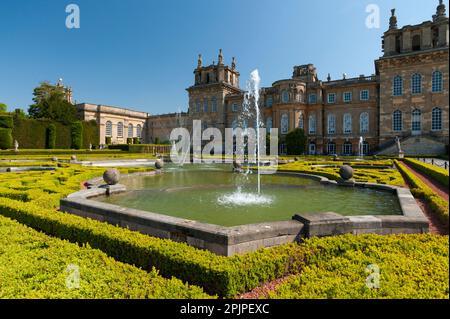 Jardin avec terrasse aquatique au Blenheim Palace, Oxfordshire, Royaume-Uni Banque D'Images