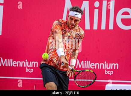 Estoril, Portugal. 03rd avril 2023. Marco Cecchinato, d'Italie, joue contre Diego Schwartzman, d'Argentine, lors de la manche 1st du tournoi Millennium Estoril Open au CTE-Clube de TÈnis do Estoril. Crédit : SOPA Images Limited/Alamy Live News Banque D'Images