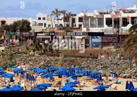 Le Bikers Beach Club bar et d'autres cafés, bars et restaurants en bord de mer, Playa Dorada, Playa Blanca, Lanzarote, îles Canaries, Espagne Banque D'Images