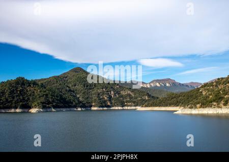 Réservoir de Susqueda situé dans la municipalité d'Osor, en Catalogne, Espagne, réservoir qui produit de l'électricité. Rivière Ter Banque D'Images