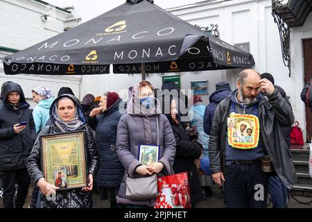 KIEV, UKRAINE - le 03 AVRIL 2023 - les partisans de l'Eglise orthodoxe ukrainienne (Patriarcat de Moscou) ont des icônes sur le territoire de la Kyiv Pechersk Lavra, Kiev, capitale de l'Ukraine. Banque D'Images