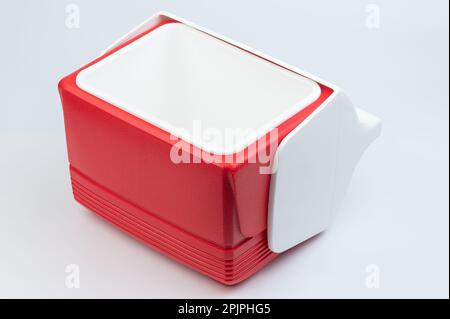 Boîte à lunch en plastique rouge ouverte isolée sur fond blanc de studio Banque D'Images