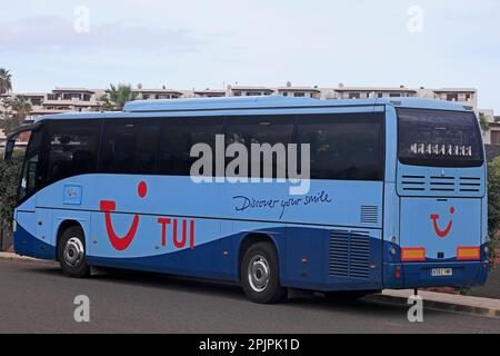 Autocar bleu portant le logo TUI, stationné au bord de la route. Février 2023. Banque D'Images