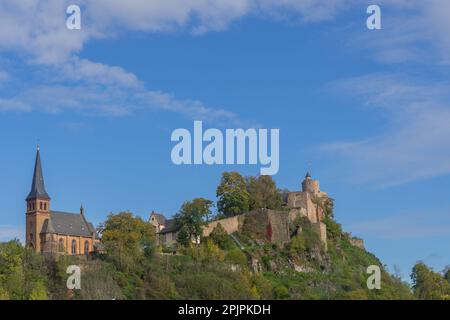 Vue sur la ville allemande Saarburg avec la rivière Saar et le vieux château en ruine Banque D'Images