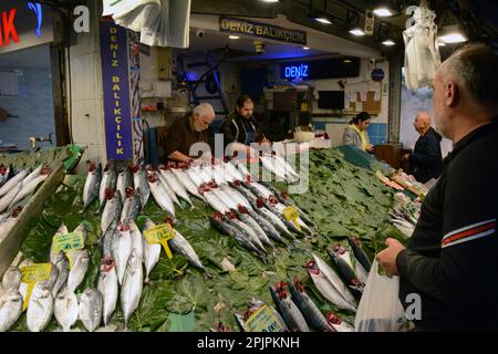 Poissons et fruits de mer frais entiers à vendre parmi les pêcheurs au marché de poissons de Galata à Karakoy, côté européen d'Istanbul, Turquie / Turkiye. Banque D'Images