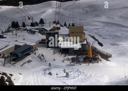 AROSA, SUISSE - 03 MARS 2023 : vue aérienne de la gare centrale (Mittelstation) sur la montagne Weisshorn avec les remontées mécaniques et la station de téléphérique Banque D'Images