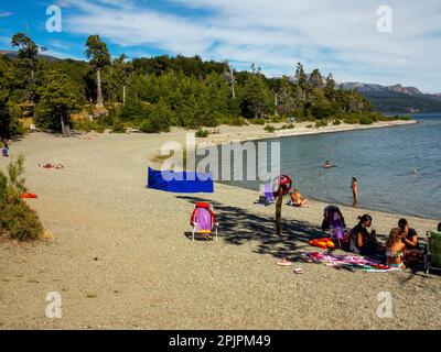 Plage au lac Futalaufquen, Camping Agreste Rosales Bay, Parc national de Los Alerces, province de Chubut, Argentine Banque D'Images