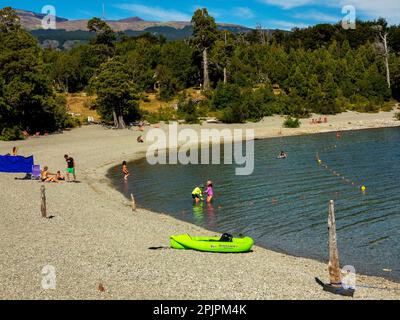 Plage au lac Futalaufquen, Camping Agreste Rosales Bay, Parc national de Los Alerces, province de Chubut, Argentine Banque D'Images