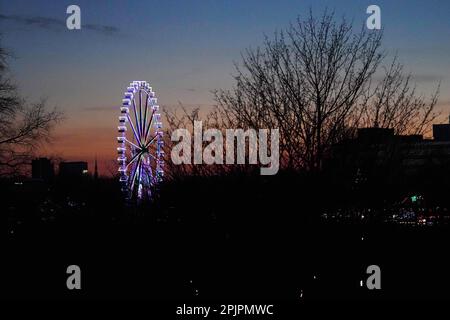 Hambourg, Allemagne. 03rd avril 2023. La grande roue du Hamburg Spring Dome, sur le Heiligengeistfeld, est illuminée en couleurs. Credit: Marcus Brandt/dpa/Alay Live News Banque D'Images