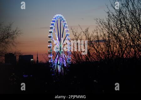 Hambourg, Allemagne. 03rd avril 2023. La grande roue du Hamburg Spring Dome, sur le Heiligengeistfeld, est illuminée en couleurs. Credit: Marcus Brandt/dpa/Alay Live News Banque D'Images