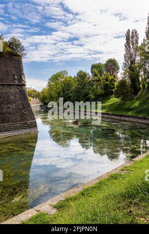 Peschiera del Garda, Italie - 22 septembre 2022 vue sur la rivière Mincio et les anciens murs vénitiens de la forteresse vus de la promenade au bord du lac Banque D'Images