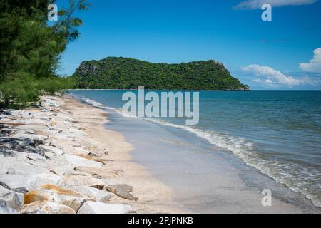 La plage de Khao Kalok au village de Khao Kalok et Pranburi près de la ville de Hua Hin dans la province de Prachuap Khiri Khan en Thaïlande, Banque D'Images