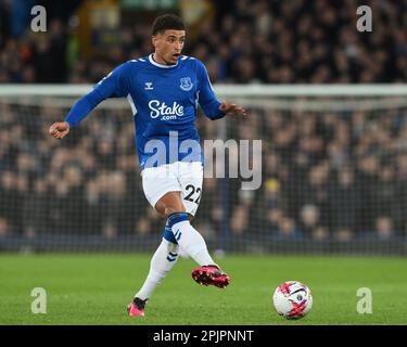 Liverpool, Royaume-Uni. 03rd avril 2023. Ben Godfrey #22 d'Everton passe le ballon pendant le match de Premier League Everton contre Tottenham Hotspur à Goodison Park, Liverpool, Royaume-Uni, 3rd avril 2023 (photo de Craig Thomas/News Images) à Liverpool, Royaume-Uni le 4/3/2023. (Photo de Craig Thomas/News Images/Sipa USA) crédit: SIPA USA/Alay Live News Banque D'Images