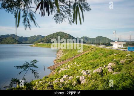 Le paysage et la nature au barrage de Pran Buri ou Mae Nam Pran Buri près de la ville de Pranburi près de la ville de Hua Hin dans la province de Prachuap Khir Banque D'Images